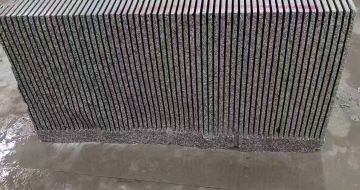 台州芝麻白毛板荒料切割