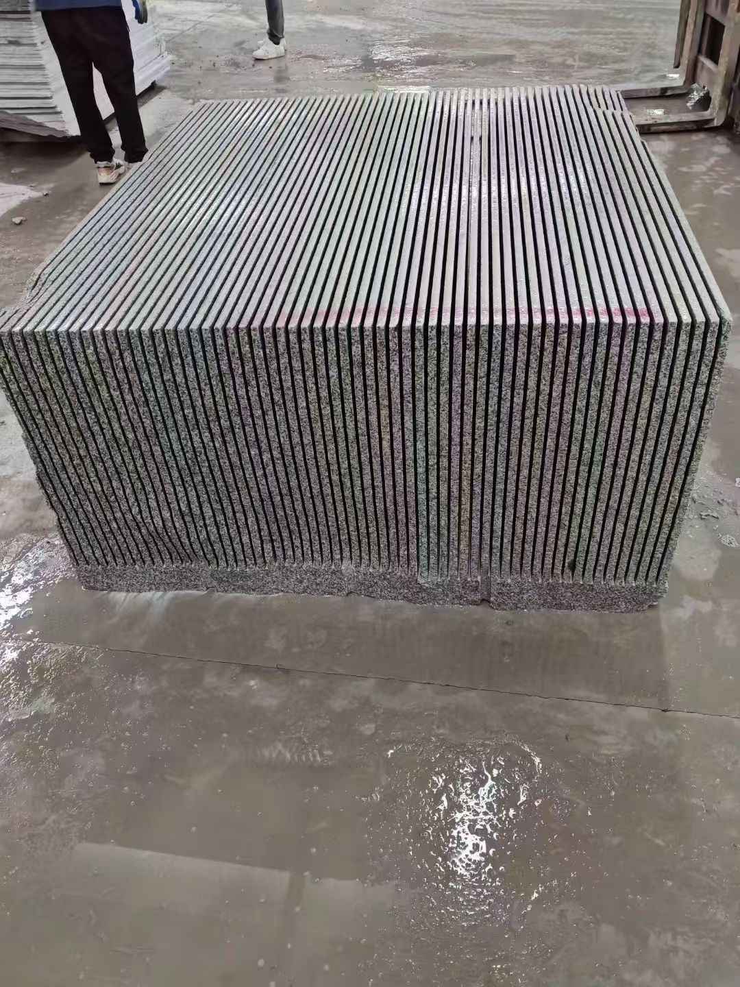 台州芝麻白毛板荒料切割